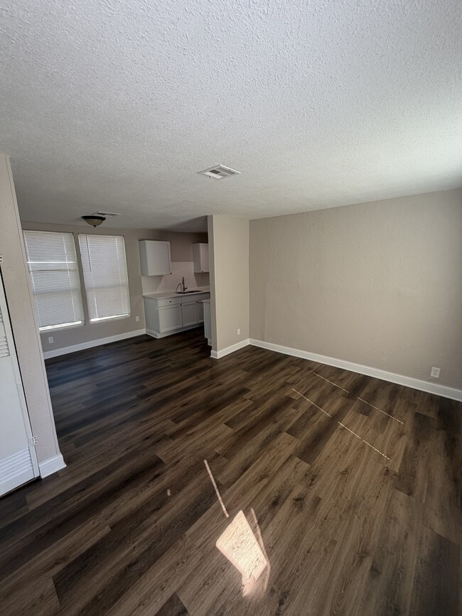 Building Photo - 1557 N Volutsia