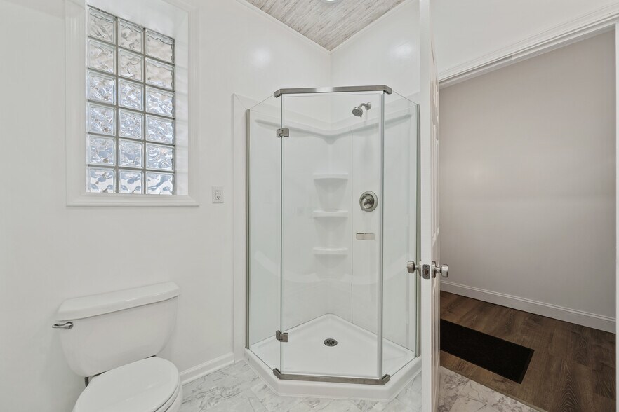 Shower - 2500 Sarah St