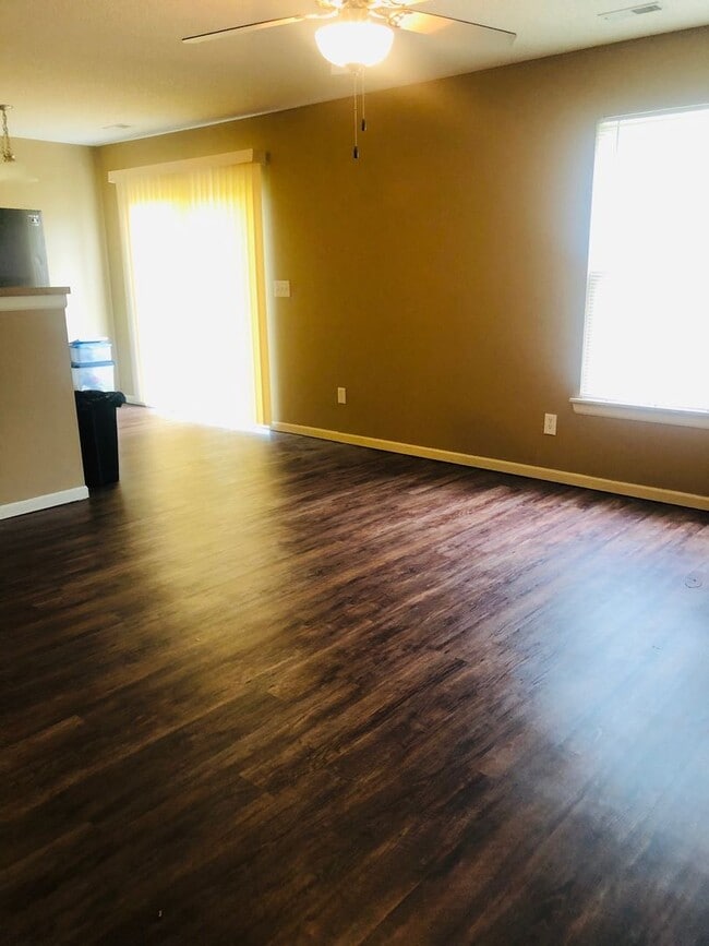 Building Photo - 909 Whitetail Ct