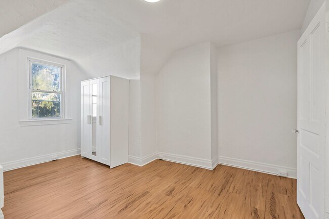 Building Photo - Spacious 5 Bedroom 1.5 Bathroom Home in Ha...