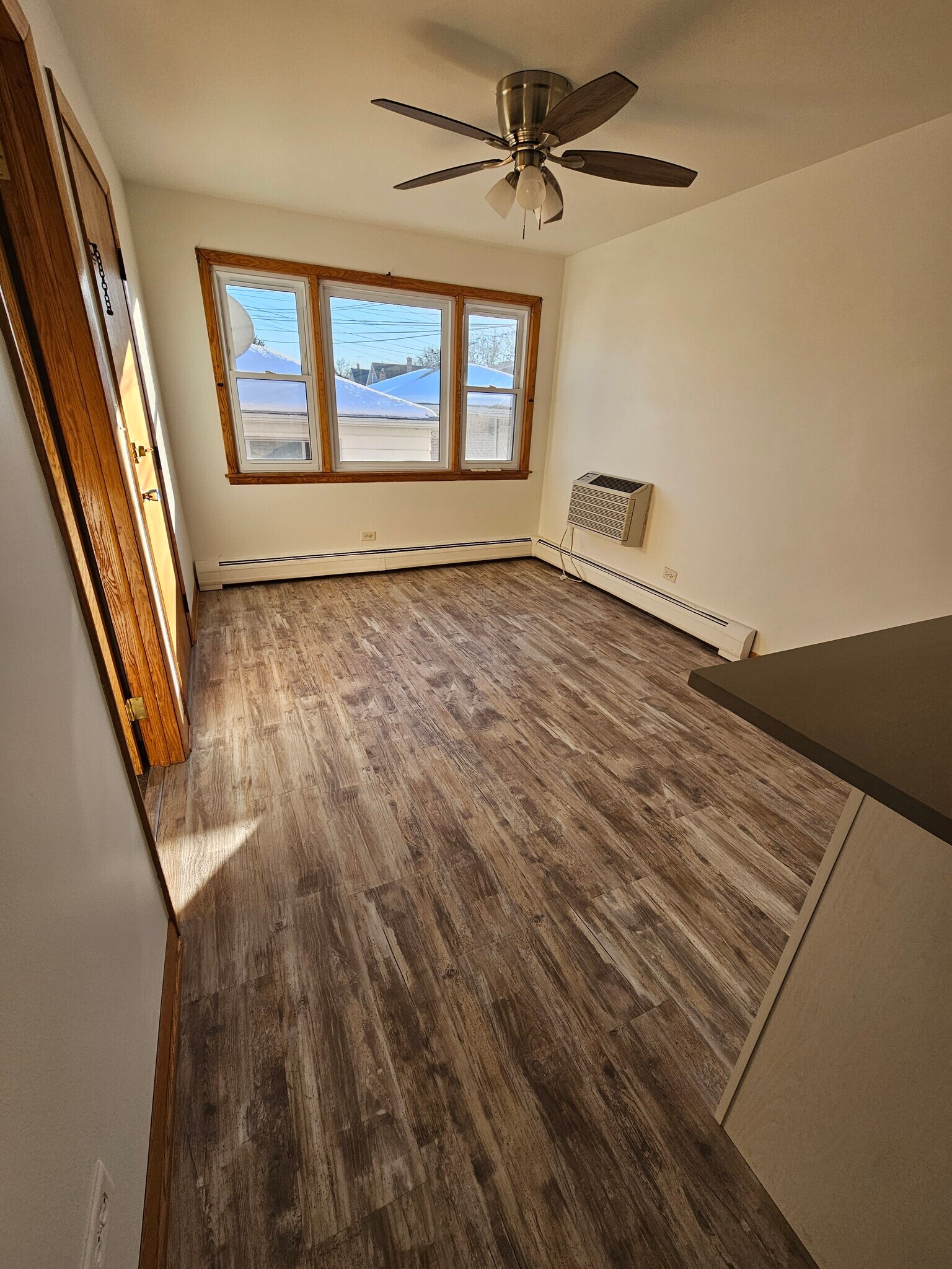 Building Photo - 6313 W Montrose Ave