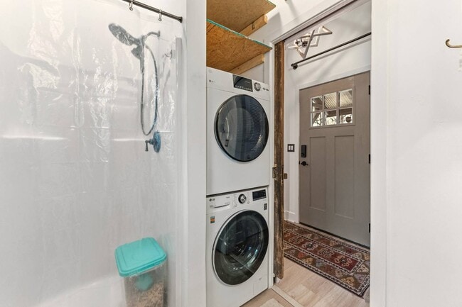 Building Photo - 264 Lake St