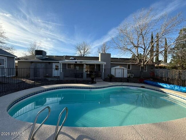 Building Photo - 3110 E 13th St