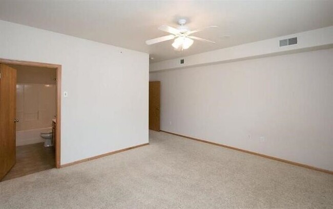 Building Photo - $1,395 | 2 Bedroom, 2 Bathroom Condo | Pet...