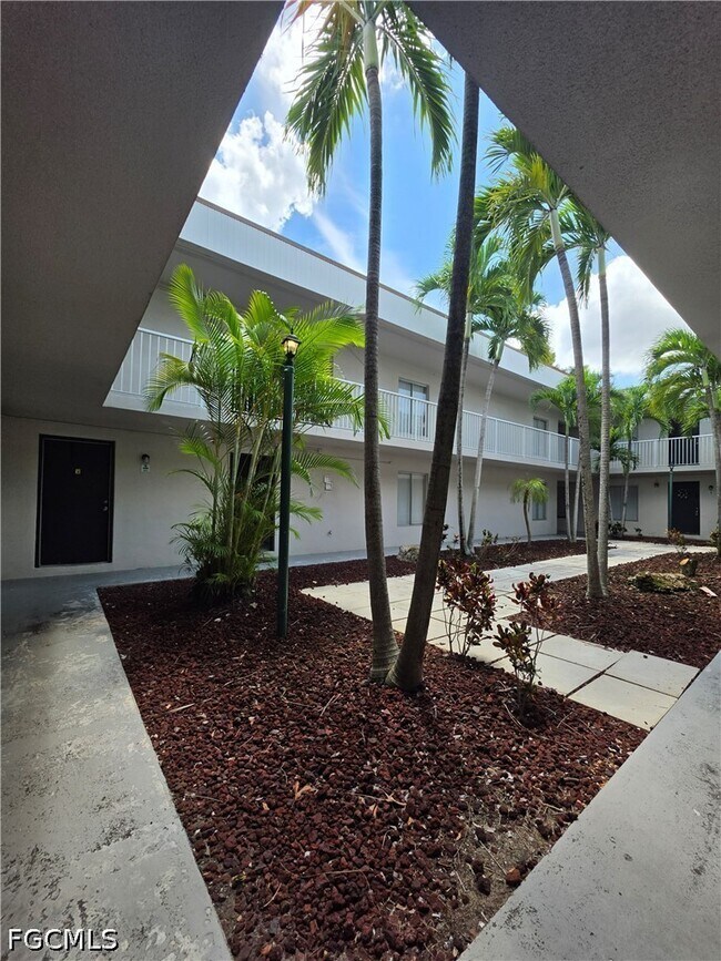 Building Photo - 1830 Maravilla Ave