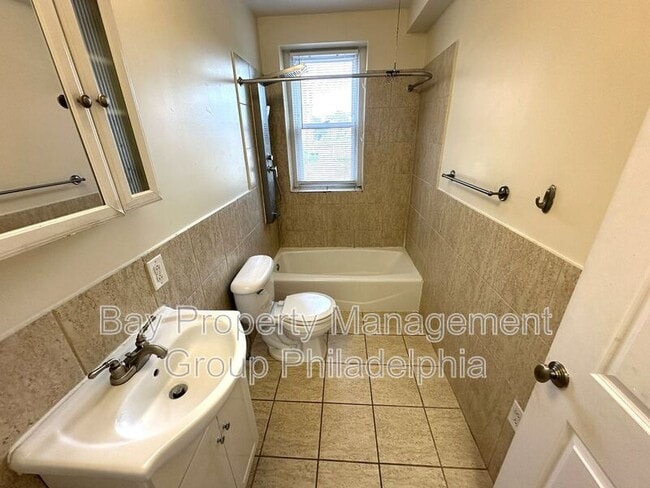 Building Photo - 437 W School House Ln