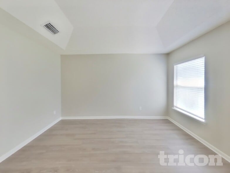 Building Photo - 6676 Southern Oaks Dr