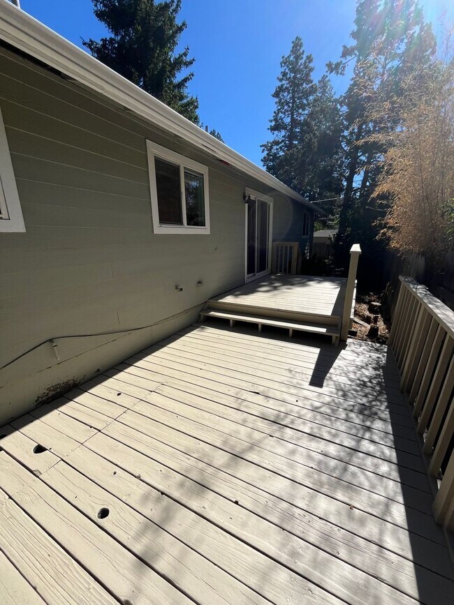 Building Photo - Charming Three Bedroom Home on Bend's West...