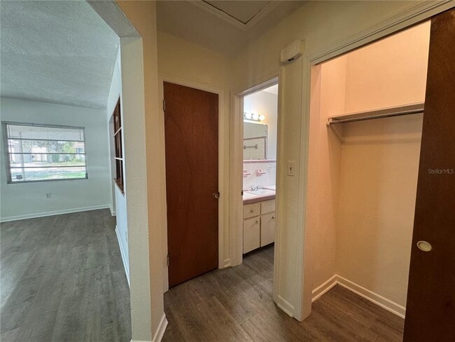 Building Photo - 1307 N Fern Creek Ave