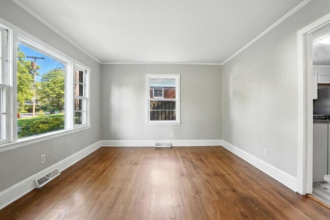 Building Photo - Charming Brick Ranch in Popular Oakhurst