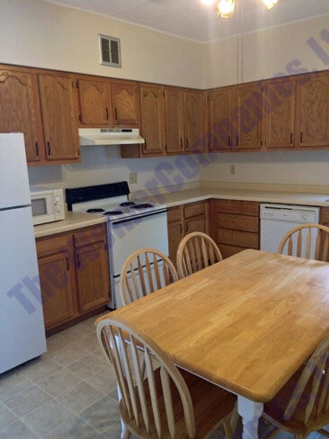 Building Photo - Sublease available this July!