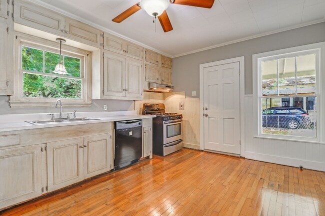 Building Photo - Super cute 2 bed, 1 bath home in Lafayette!