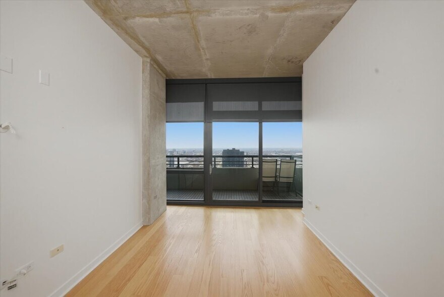 Building Photo - 235 W Van Buren St