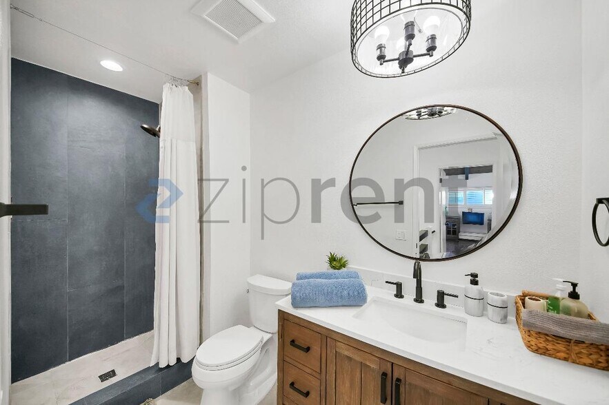 Building Photo - 10444 Canoga Ave