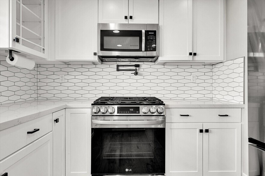 Building Photo - 759 Border Ave