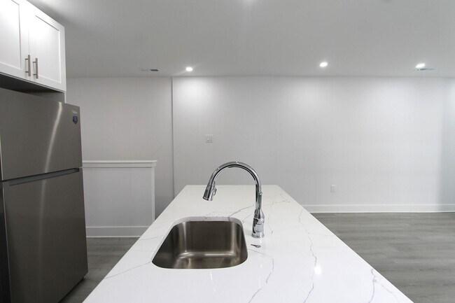 Building Photo - 103 E Coulter St