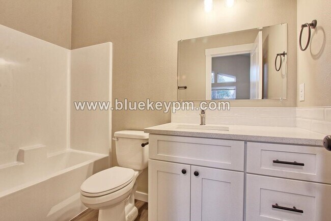 Building Photo - Unit 209-A: 3 Bed, 2.5 Bath Townhome in Kalama