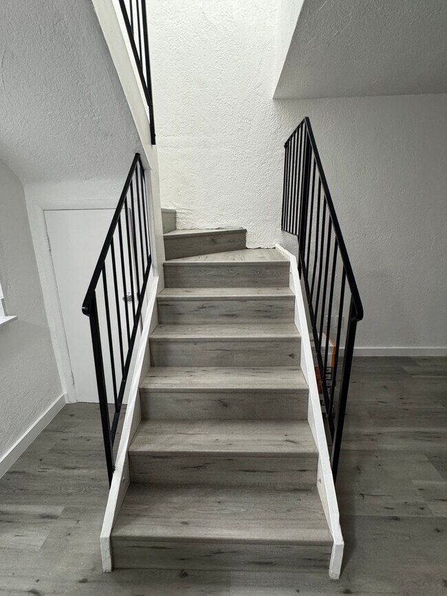 Building Photo - AVAILABLE 8/1/26 For Rent 2BD/2.5BA FULLY RENOVATED Unit- $2,400