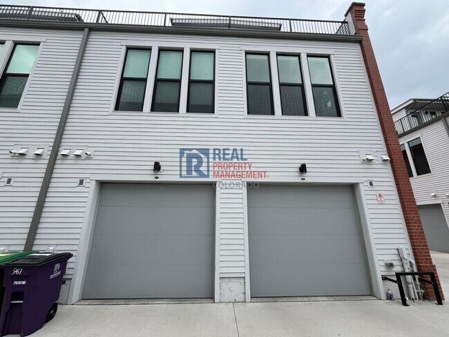 Building Photo - 961 33rd St