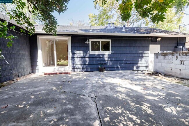 Building Photo - 409 Soule Ave
