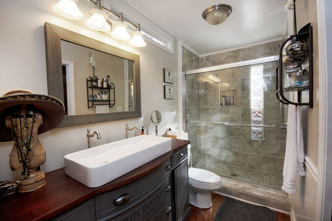 Master bathroom with walk-in closet - 480 Stovall St Se