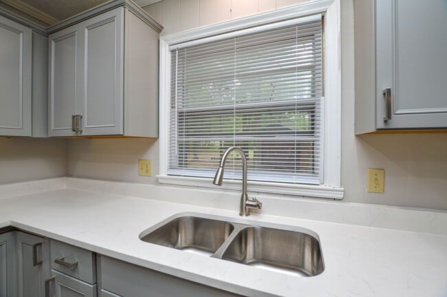 Building Photo - Renovated ranch in Matthews, NC! Heck of a deal! COMING SOON!!!