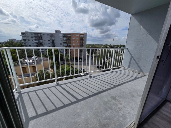 Building Photo - Three Horizons North