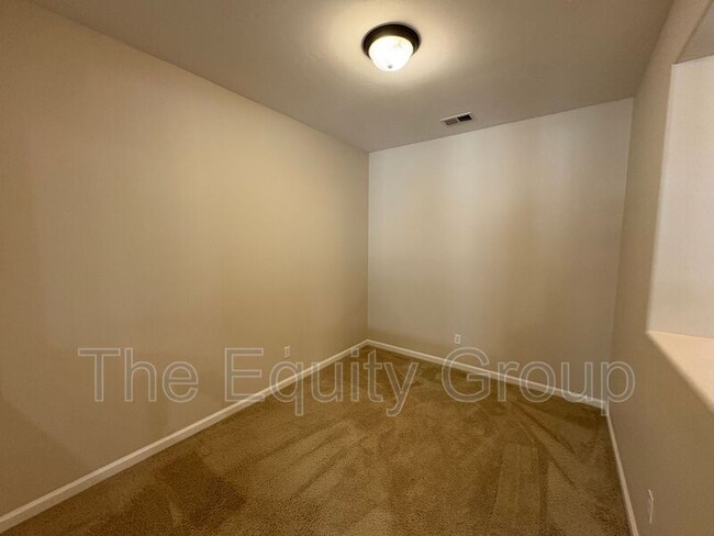 Building Photo - 4911 W Elkhorn Ave