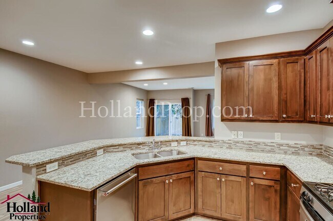 Building Photo - Stunning 3 Bedroom 2.5 Bathroom Home with ...