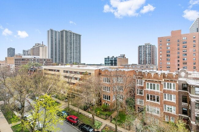 Building Photo - 5860 N Kenmore Ave
