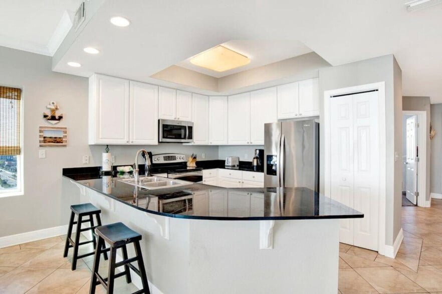 Building Photo - 365 E Beach Blvd