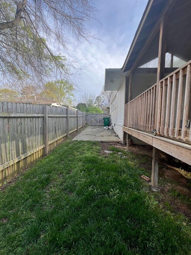 Building Photo - Renovated Brick Ranch in NW Charlotte