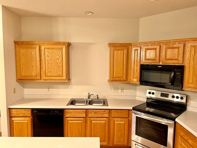 Building Photo - 475 Hickory Ln N