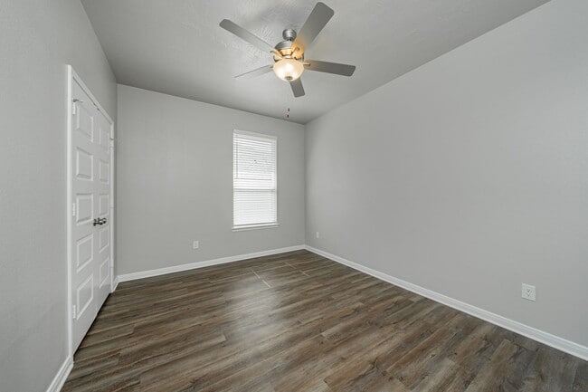 Building Photo - Impeccably Maintained Townhome in Vintage ...