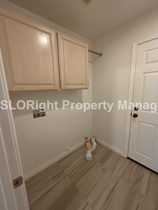 Building Photo - AVAILABLE NOW - Beautiful 4Bed, 2Bath Paso Robles Home