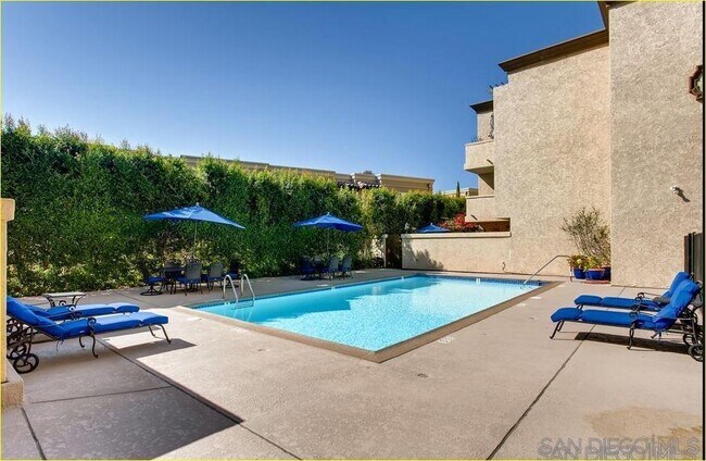 Building Photo - 2420 Torrey Pines Rd