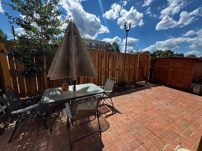 Building Photo - Furnished 2BR, 2BA Condo with Backyard in ...