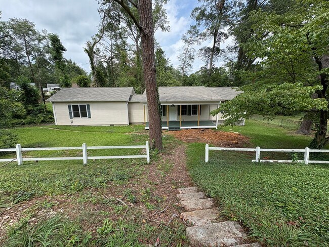 Building Photo - Lovely 3 Bedroom 2 Bath Home in Spartanburg
