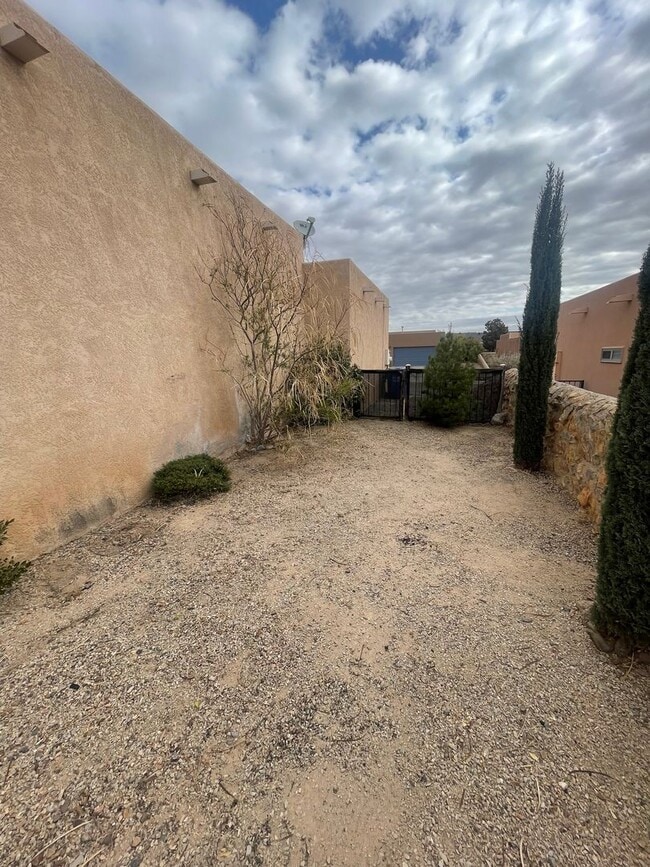 Building Photo - Charming 3 bedroom/2 bathroom Home located in Las Colinas