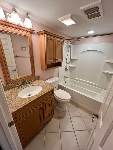 Ensuite bathroom with tub & shower for Bedroom #1 - 77 Windward Ln