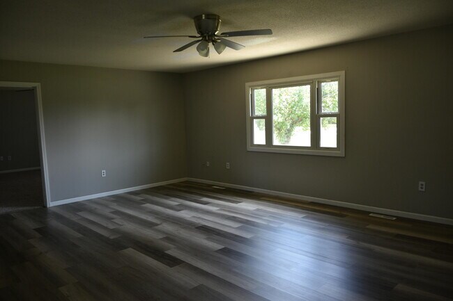 Building Photo - 714 E Nance Dr