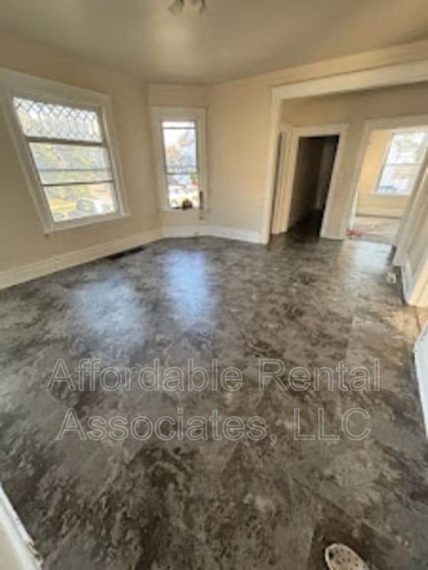 Building Photo - 1502 W Greenfield Ave