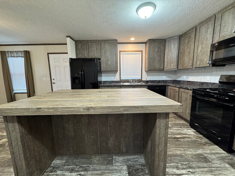 Building Photo - 16152 Notre Dame St