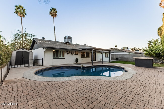 Building Photo - 3217 N Ellis St