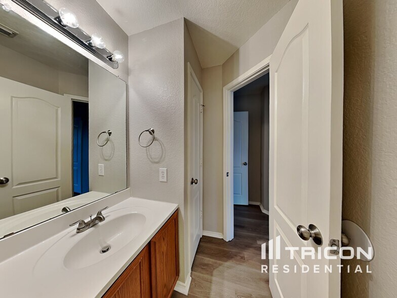 Building Photo - 3014 Edison Crest