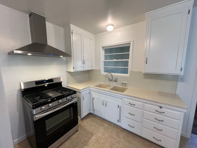 Building Photo - Updated 2-bedroom cottage in La Loma neighborhood!