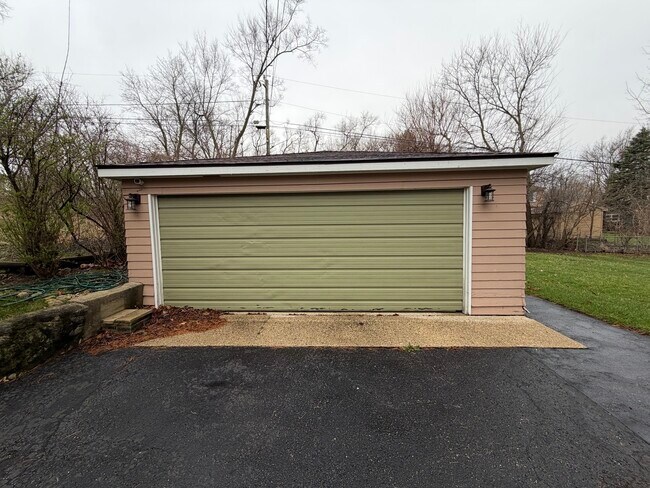 Building Photo - 202 Hickory Rd