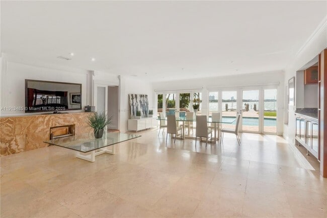 Building Photo - 1700 Bay Dr