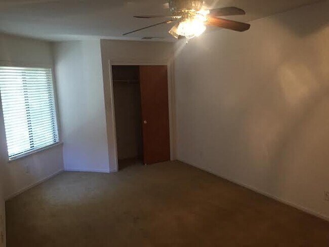 Building Photo - 3 br, 2 bath House - 2890 Huntington Blvd ...