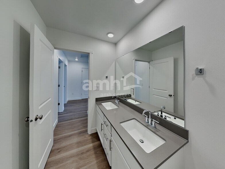 Building Photo - 4808 85th Dr NE